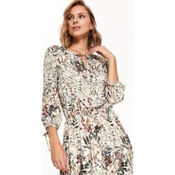 DŁUGA SUKIENKA W KWIATY W STYLU BOHO. Białe sukienki boho damskie marki Top Secret, na co dzień, na zimę, w kwiaty, z tkaniny, z okrągłym kołnierzem, z długim rękawem, długie, maxi. Za 189,99 zł.