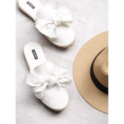 Białe Klapki Moonstone. Białe espadryle damskie Born2be, bez wzorów, bez obcasa, na płaskiej podeszwie. Za 49,99 zł.
