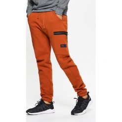 Dresowe joggery z kieszeniami - Pomarańczowy. Pomarańczowe bez kategorii marki Cropp, z dresówki. W wyprzedaży za 39,99 zł.