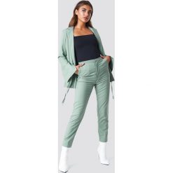 NA-KD Classic Spodnie garniturowe z wysokim stanem - Green. Zielone spodnie damskie NA-KD Classic, s, z tkaniny, z podwyższonym stanem. W wyprzedaży za 80,97 zł.