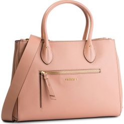 Torebka TWINSET - Tote 191TO8100 Rose Sand 03706. Różowe torebki klasyczne damskie Twinset, z aplikacjami, ze skóry ekologicznej, klasyczne, zdobione, bez dodatków. W wyprzedaży za 459,00 zł.