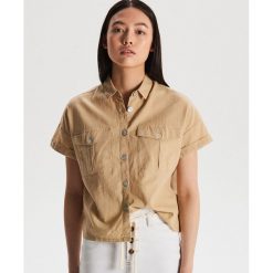 Lniana koszula w stylu safari - Beżowy. Brązowe koszule damskie Cropp, s, bez wzorów, bez kołnierzyka, bez rękawów. W wyprzedaży za 19,99 zł.