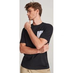 T-shirt z naszywką - Czarny. Czarne t-shirty męskie Reserved, s, z aplikacjami, bez kołnierzyka. Za 59,99 zł.