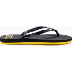 EA7 Emporio Armani - Japonki. Niebieskie klapki damskie marki EA7 Emporio Armani, z gumy, na płaskiej podeszwie. W wyprzedaży za 179,90 zł.