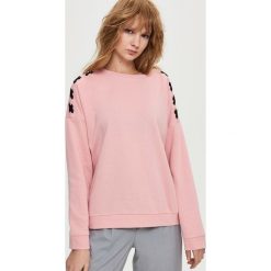 Bluzy rozpinane damskie: Bluza z wiązaniem na ramionach - Różowy