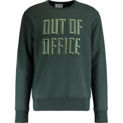 Wood Wood HUGH Bluza dark green. Zielone kardigany męskie marki Wood Wood, m, z bawełny. W wyprzedaży za 441,75 zł.