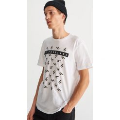 T-shirt z nadrukiem - Biały. Białe t-shirty męskie z nadrukiem Reserved, l. Za 39,99 zł.