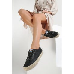 Czarne Creepersy Hot Diamond. Czarne półbuty damskie Renee, bez wzorów, bez obcasa, bez zapięcia. W wyprzedaży za 54,99 zł.
