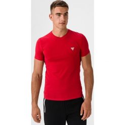Guess Core Koszulka Czerwony. Czerwone podkoszulki męskie Guess, m, z haftami, z elastanu, bez kołnierzyka, z krótkim rękawem, krótkie. Za 133,95 zł.