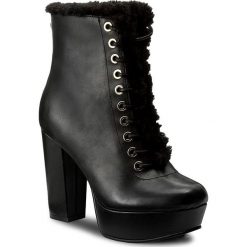 Botki GUESS - Loyal FLLOY3 LEA10 BLACK. Czarne botki damskie na obcasie marki Guess, z materiału. W wyprzedaży za 459,00 zł.