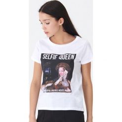 T-shirt z nadrukiem Selfie Queen - Biały. Białe t-shirty damskie House, xl, z nadrukiem, bez kołnierzyka. W wyprzedaży za 15,99 zł.