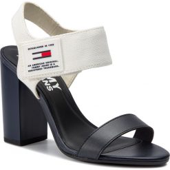 Sandały TOMMY JEANS - Rubber Patch Heeled Sandal EN0EN00526 White 100. Białe klapki damskie Tommy Jeans, bez wzorów, z jeansu, bez obcasa, na obcasie. W wyprzedaży za 319,00 zł.