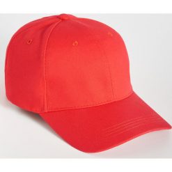 Gładka czapka z daszkiem - Czerwony. Czerwone czapki damskie marki Sinsay, bez wzorów. Za 9,99 zł.