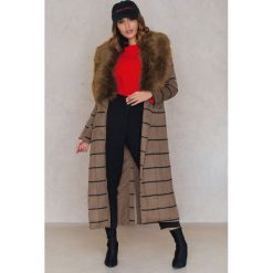 NA-KD Płaszcz z kołnierzem ze sztucznego futra - Brown,Multicolor. Brązowe płaszcze damskie marki NA-KD, z poliesteru, długie. W wyprzedaży za 145,78 zł.