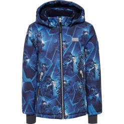 Kurtka zimowa w kolorze niebieskim. Niebieskie kurtki chłopięce Legowear, na zimę, z nadrukiem, bez kaptura. W wyprzedaży za 192,95 zł.