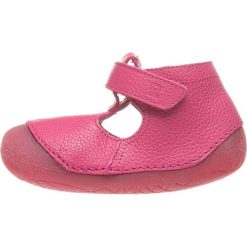 Skórzane buty w kolorze różowym do nauki chodzenia. Różowe buciki niemowlęce Richter, bez zapięcia. W wyprzedaży za 115,95 zł.