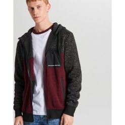 Bluza typu soft shell - Bordowy. Czerwone bluzy męskie Cropp, s, bez wzorów, bez kołnierzyka, bez rękawów, bez kaptura. W wyprzedaży za 89,99 zł.