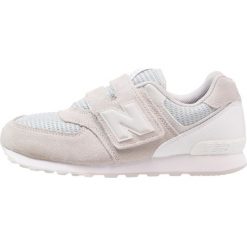New Balance Tenisówki i Trampki grey. Szare tenisówki męskie New Balance, z materiału. W wyprzedaży za 161,40 zł.
