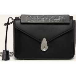 Calvin Klein - Torebka skórzana. Czarne listonoszki damskie Calvin Klein, w paski, ze skóry, na ramię, duże, bez dodatków. Za 1199,00 zł.