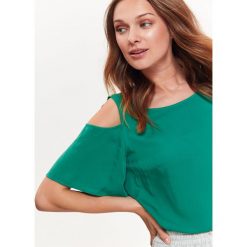 GŁADKA BLUZKA COLD SHOULDER. Zielone bluzki damskie marki Top Secret, z dzianiny, eleganckie, z krótkim rękawem. W wyprzedaży za 29,99 zł.