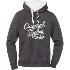Bluza z kapturem i nadrukiem Regular Fit bonprix antracytowy melanż. Szare bejsbolówki męskie bonprix, l, melanż, z kapturem. Za 79,99 zł.