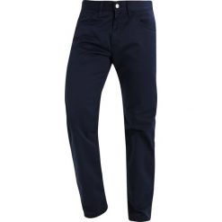 Chinosy męskie: Carhartt WIP SKILL CORTEZ Spodnie materiałowe navy rinsed