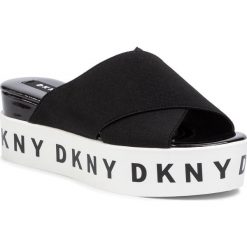 Klapki DKNY - Cristi K4981154 Elastic Black/Blk. Czarne klapki damskie DKNY, bez wzorów, ze skóry ekologicznej, bez obcasa, na obcasie. W wyprzedaży za 379,00 zł.
