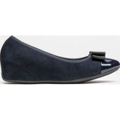 Granatowe baleriny damskie. Niebieskie baleriny damskie marki Kazar, ze skóry, klasyczne, na wysokim obcasie, na koturnie. Za 399,00 zł.