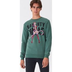 Bluza ze świątecznym motywem - Khaki. Brązowe bluzy męskie House, s, bez wzorów, wizytowe, bez kołnierzyka, bez rękawów, bez kaptura. Za 79,99 zł.