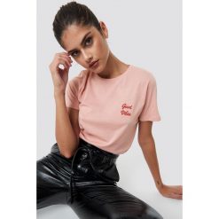 NA-KD T-shirt Good Vibes - Pink. Różowe t-shirty damskie marki NA-KD, bez wzorów, z materiału, z okrągłym kołnierzem. Za 72,95 zł.