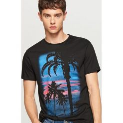 T-shirt z nadrukiem - Czarny. Czarne t-shirty męskie z nadrukiem Reserved, l. W wyprzedaży za 29,99 zł.