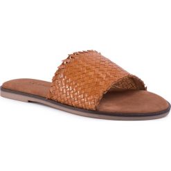Klapki TAMARIS - 1-27113-24 Cognac 305. Pomarańczowe klapki damskie Tamaris, bez wzorów, ze skóry, bez obcasa, na obcasie. W wyprzedaży za 159,00 zł.