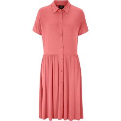 Sukienka shirtowa z plisą guzikową bonprix rabarbarowy. Różowe sukienki damskie bonprix, bez wzorów, bez kołnierzyka, bez rękawów, plisowane. Za 42,99 zł.