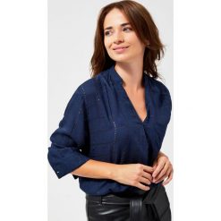 Bluzka koszulowa z ozdobnymi plecami. Bluzki damskie Moodo, xl, bez wzorów, z wiskozy, z koszulowym kołnierzykiem, bez rękawów. Za 79,99 zł.