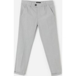 Spodnie chinos w kant - Jasny szary. Szare spodnie męskie Reserved, bez wzorów. W wyprzedaży za 35,99 zł.