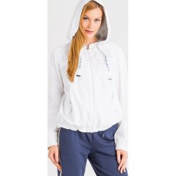 KURTKA Trussardi Jeans. Białe kurtki damskie Trussardi Jeans, m, z nadrukiem, z jeansu. Za 685,30 zł.