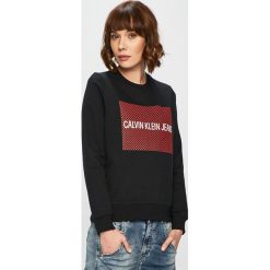 Calvin Klein Jeans - Bluza. Czarne bluzy damskie marki Calvin Klein Jeans, s, z nadrukiem, z bawełny, bez rękawów, bez kaptura. Za 399,90 zł.