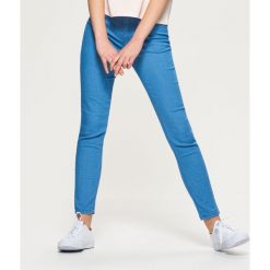 Denimowe jegginsy - Niebieski. Niebieskie legginsy Cropp, z jeansu. Za 59,99 zł.