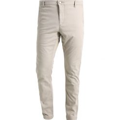 Chinosy męskie: DOCKERS Chinosy safari beige
