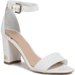 Sandały GUESS - Melisa FL6MEA LEA03 WHITE. Białe klapki damskie Guess, z aplikacjami, ze skóry, bez obcasa, na obcasie. Za 589,00 zł.