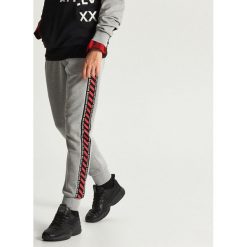 Dresowe joggery z lampasem - Szary. Szare spodnie męskie Cropp, s, bez wzorów, z dresówki. Za 119,99 zł.