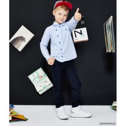 Koszula dziecięca dla chłopca Oxford Shirt Blue. Niebieskie koszule chłopięce marki Pakamera, ze stójką, z długim rękawem. Za 109,00 zł.