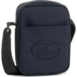 Saszetka LACOSTE - Vertical Camera Bag NH2874MX Peacoat Scarab C59. Niebieskie torby męskie skórzane Lacoste, bez wzorów, ze skóry ekologicznej, młodzieżowe. Za 449,00 zł.