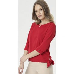 Czerwona Bluzka Thesia. Czerwone bluzki damskie Born2be, s, bez wzorów, bez kołnierzyka, bez rękawów. W wyprzedaży za 64,99 zł.