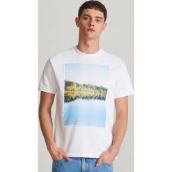 T-shirt z naszywanymi grafikami - Biały. Białe t-shirty męskie Reserved, s, bez wzorów, bez kołnierzyka. Za 79,99 zł.