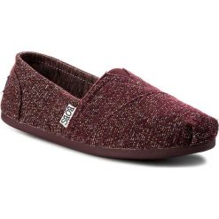 Półbuty SKECHERS - BOBS Dorothy 33911/WINE Wine. Czerwone półbuty damskie Skechers, na co dzień, bez wzorów, z tworzywa sztucznego, bez obcasa, na płaskiej podeszwie, bez zapięcia. W wyprzedaży za 159,00 zł.