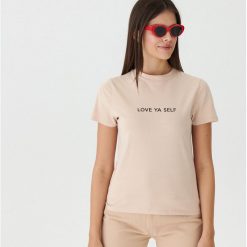 T-shirt z napisem - Beżowy. Brązowe t-shirty damskie House, s, z napisami, bez kołnierzyka. Za 29,99 zł.