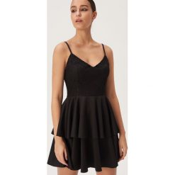Plisowana sukienka mini - Czarny. Czarne sukienki damskie Sinsay, s, bez wzorów, bez kołnierzyka, bez rękawów, mini. Za 99,99 zł.