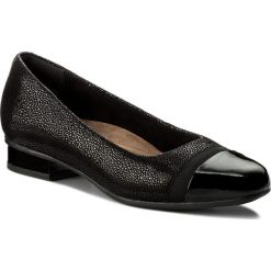 Półbuty CLARKS - Keesha Rosa 261323594 Black Interest. Czarne półbuty damskie lakierowane marki Clarks, z lakierowanej skóry, na płaskiej podeszwie. W wyprzedaży za 249,00 zł.