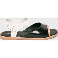 Melissa - Sandały Crush. Czarne klapki damskie Melissa, bez wzorów, z gumy, bez obcasa, na obcasie. W wyprzedaży za 199,90 zł.